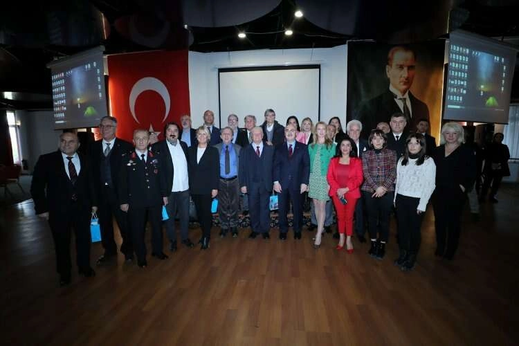 İzmir Valisi Yavuz Selim Köşger, 10 Ocak Çalışan Gazeteciler Günü'nü kutladı haberinin görseli