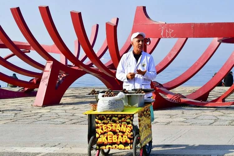 İzmir'de sokak satıcıları artık zabıtadan kaçmayacak haberinin görseli