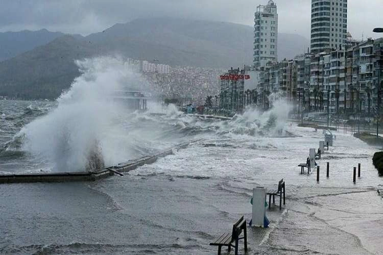 İzmir'de deniz ulaşımına fırtına engeli haberinin görseli
