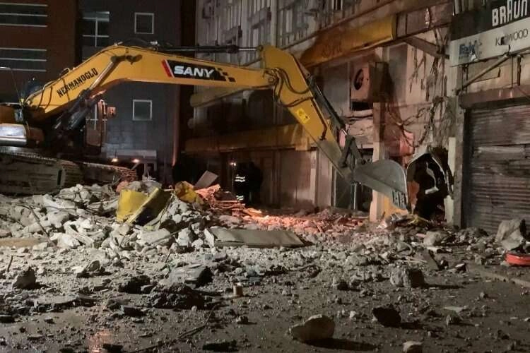 İzmir’de çöken eski İl Emniyet Müdürlüğü binasının enkazı temizleniyor haberinin görseli