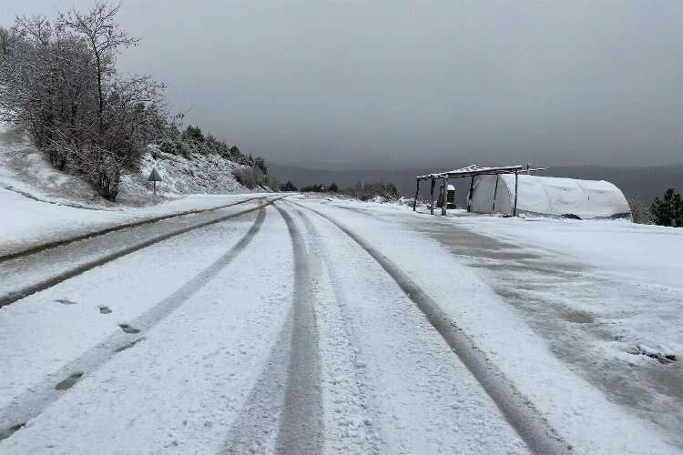 İzmir Bozdağ’a mevsimin ilk karı düştü haberinin görseli