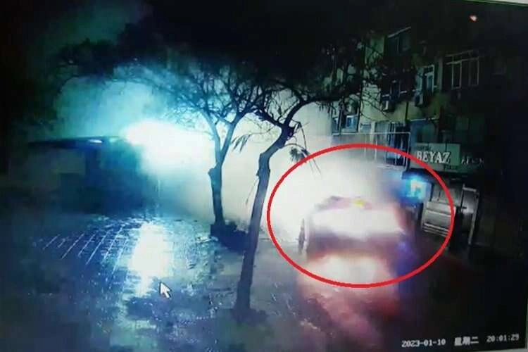 İzmir'de eski emniyet binasının çökme anı kamerada: Bir araç böyle kaçtı haberinin görseli