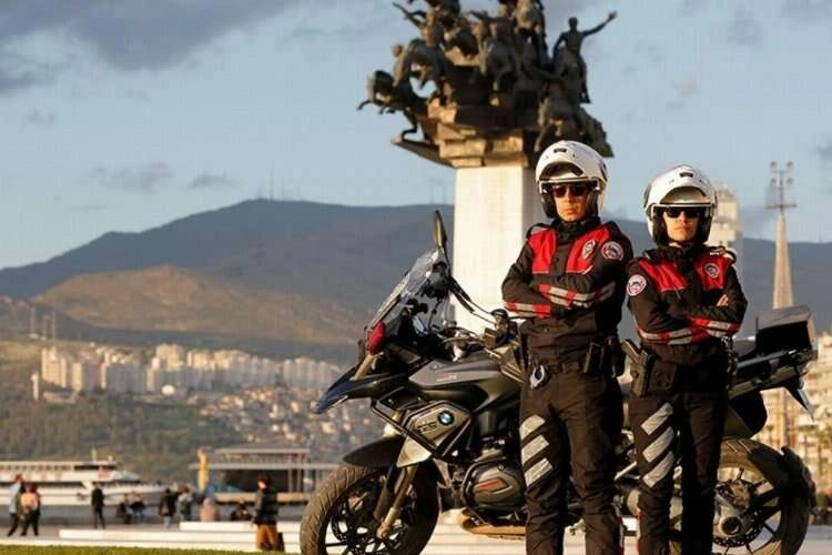 İzmir'de 2022'deki asayiş olaylarında 4 bin 672 şüpheli tutuklandı haberinin görseli