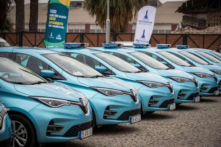 İzmir Büyükşehir Belediyesi elektrikli araç filosunu büyütüyor haberinin görseli
