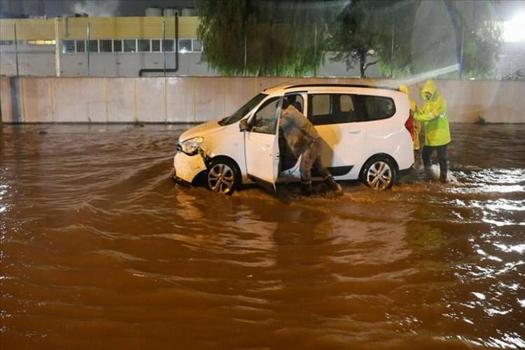 İzmir'de sağanak nedeniyle su baskınları oluştu haberinin görseli