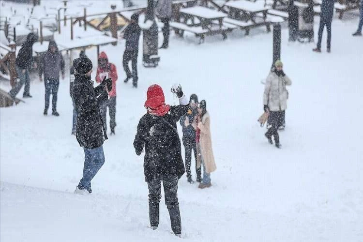 Hasretle beklenen kar yağışı Uludağ işletmecilerini memnun etti haberinin görseli