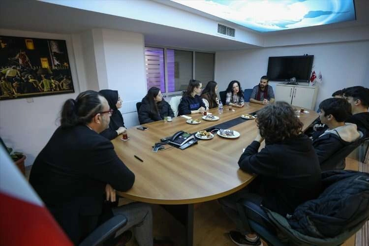 İzmir'de lise öğrencileri Anadolu Aajansı'nı ziyaret etti haberinin görseli