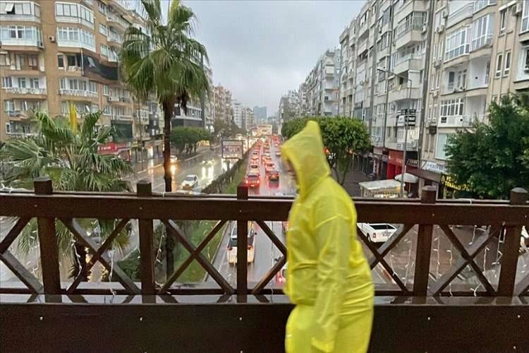 Antalya'da fırtına ve kuvvetli yağış etkili oluyor haberinin görseli