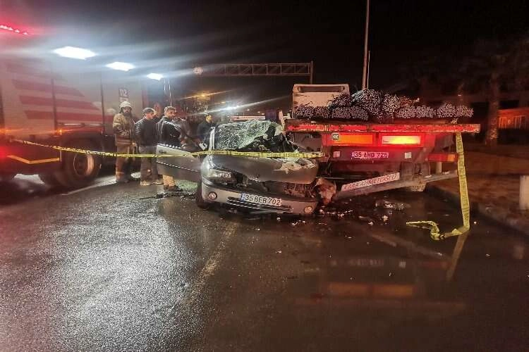 İzmir’de tıra çarpan otomobil hurdaya döndü: 1 ölü haberinin görseli