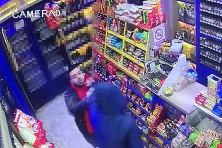 Bıçakla markete giren gaspçıyı müşteri etkisiz hale getirdi haberinin görseli