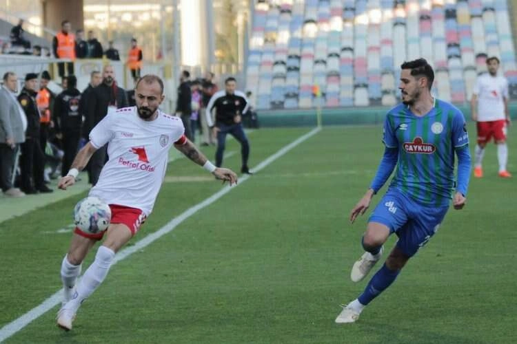 Ahmet İlhan Özek, zirveye oynuyor haberinin görseli