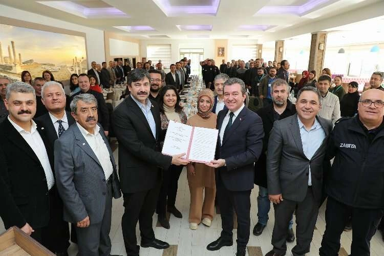 Bergama'da belediye memurları için Sosyal Denge Sözleşmesi imzalandı haberinin görseli