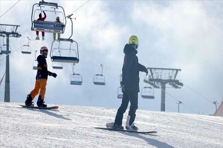 Turistlere kayak garantisi veren Palandöken, yarıyıl tatilini dolu geçirecek haberinin görseli