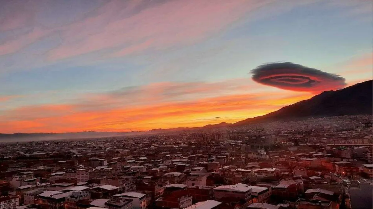 Bursa semalarında UFO görünümlü bulut - 479