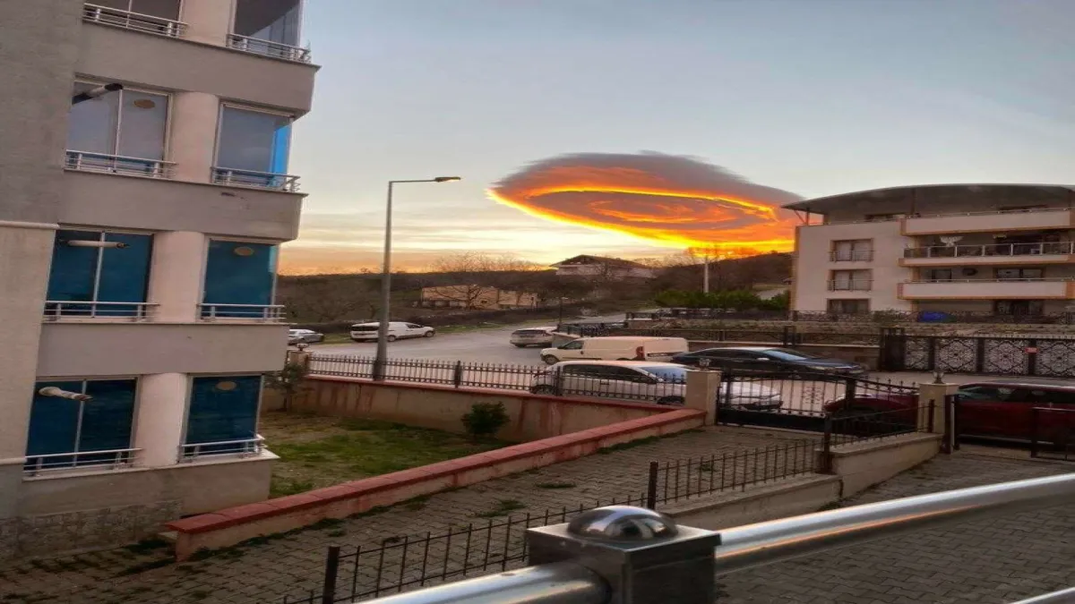 Bursa semalarında UFO görünümlü bulut - 1576