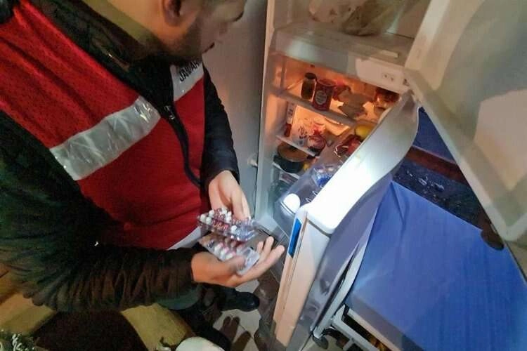 Suç makinesinin buzdolabından uyuşturucu çıktı haberinin görseli