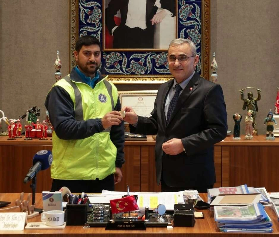 Yolda bulduğu cüzdanı sahibine teslim eden personel ödüllendirildi