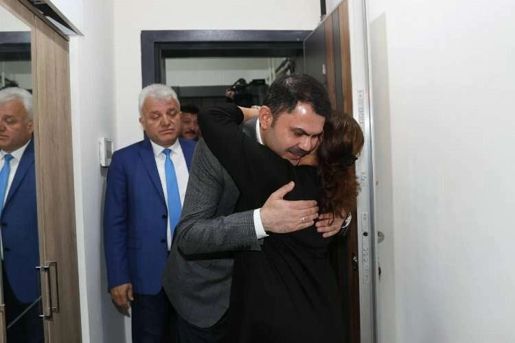 Bakan Kurum, Barış Sitesi'ni ziyaret etti haberinin görseli
