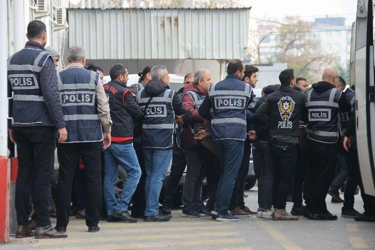 Göztepe-Altay derbisinde işaret fişeği kullanan sanığa 15 yıl hapis cezası talebi haberinin görseli