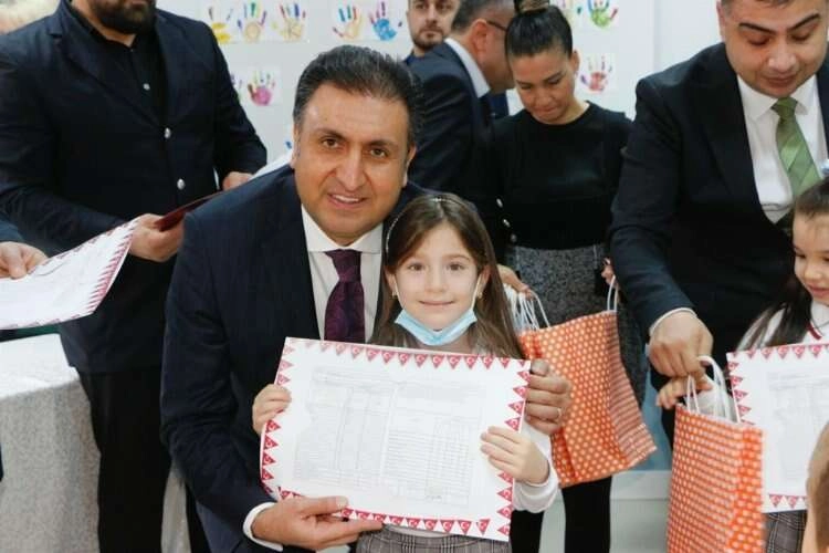 İzmir'de öğrenciler 1. yarıyıl karnelerini aldı haberinin görseli