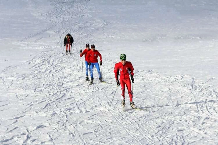 Kayak merkezine kar yağmayınca Kurtik Dağı'nda antrenman yaptılar haberinin görseli