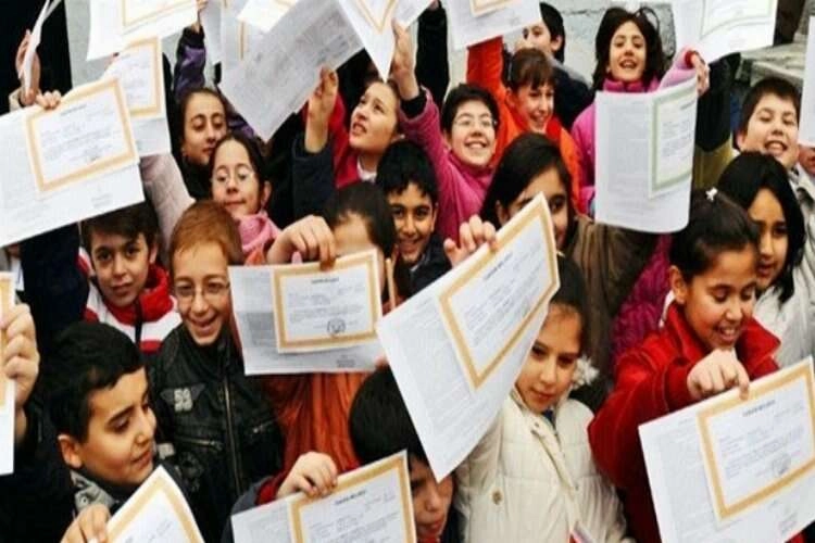 İzmir'de 774 bin 577 öğrenci karne alacak haberinin görseli