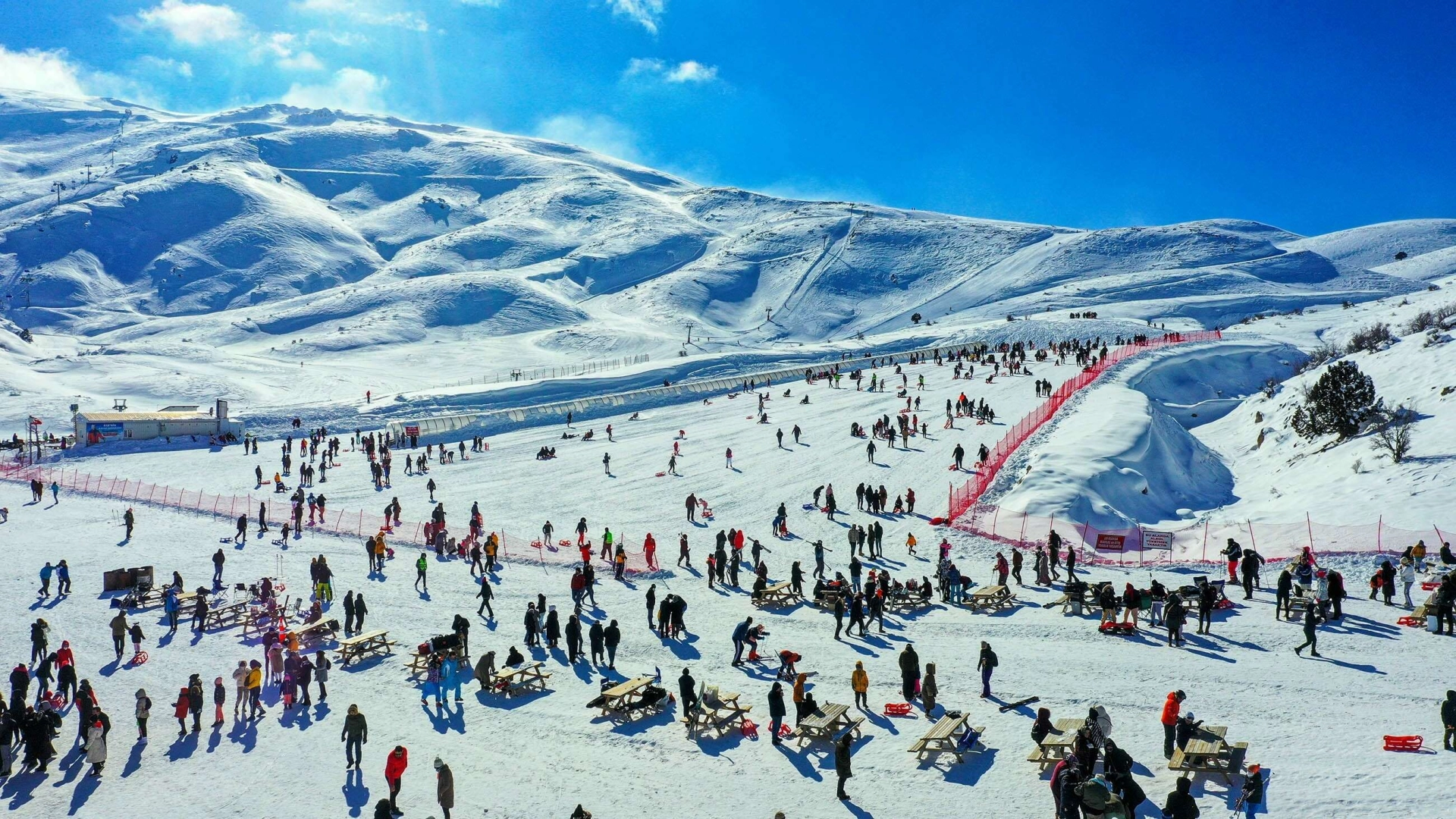 Kar kalınlığında 4. sırada olan kayak merkezi akına uğradı