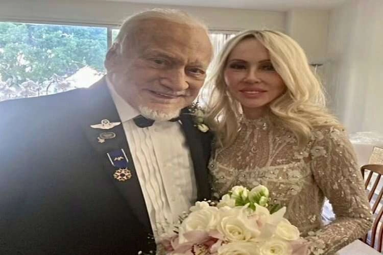 Ay'a ayak basan astronot 93 yaşında dördüncü kez evlendi haberinin görseli