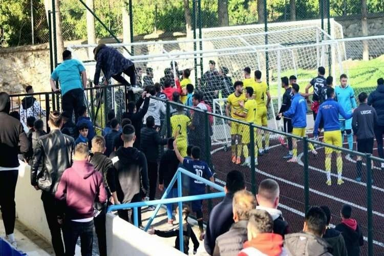 Sporda şiddet bitmiyor ! Maçtan sonra saha karıştı, taraftarlar sahaya girdi haberinin görseli