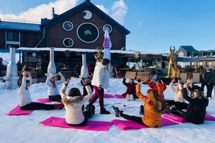 Karların üzerinde yoga yaparak ısınıyorlar haberinin görseli