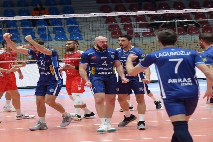 Arkas Spor, 6 maç sonra kaybetti haberinin görseli
