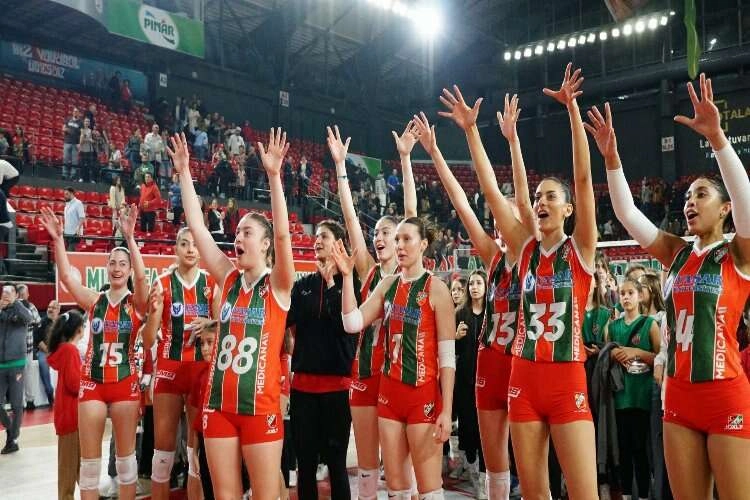 Karşıyaka Voleybol'da yüzler gülüyor haberinin görseli