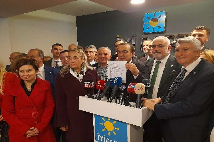 İYİ Parti İzmir’de devir teslim: Bezircilioğlu’ndan çarpıcı mesajlar! haberinin görseli