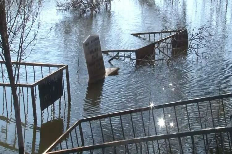 Heyelanın vurduğu köy mezarlığı sular altında kaldı haberinin görseli