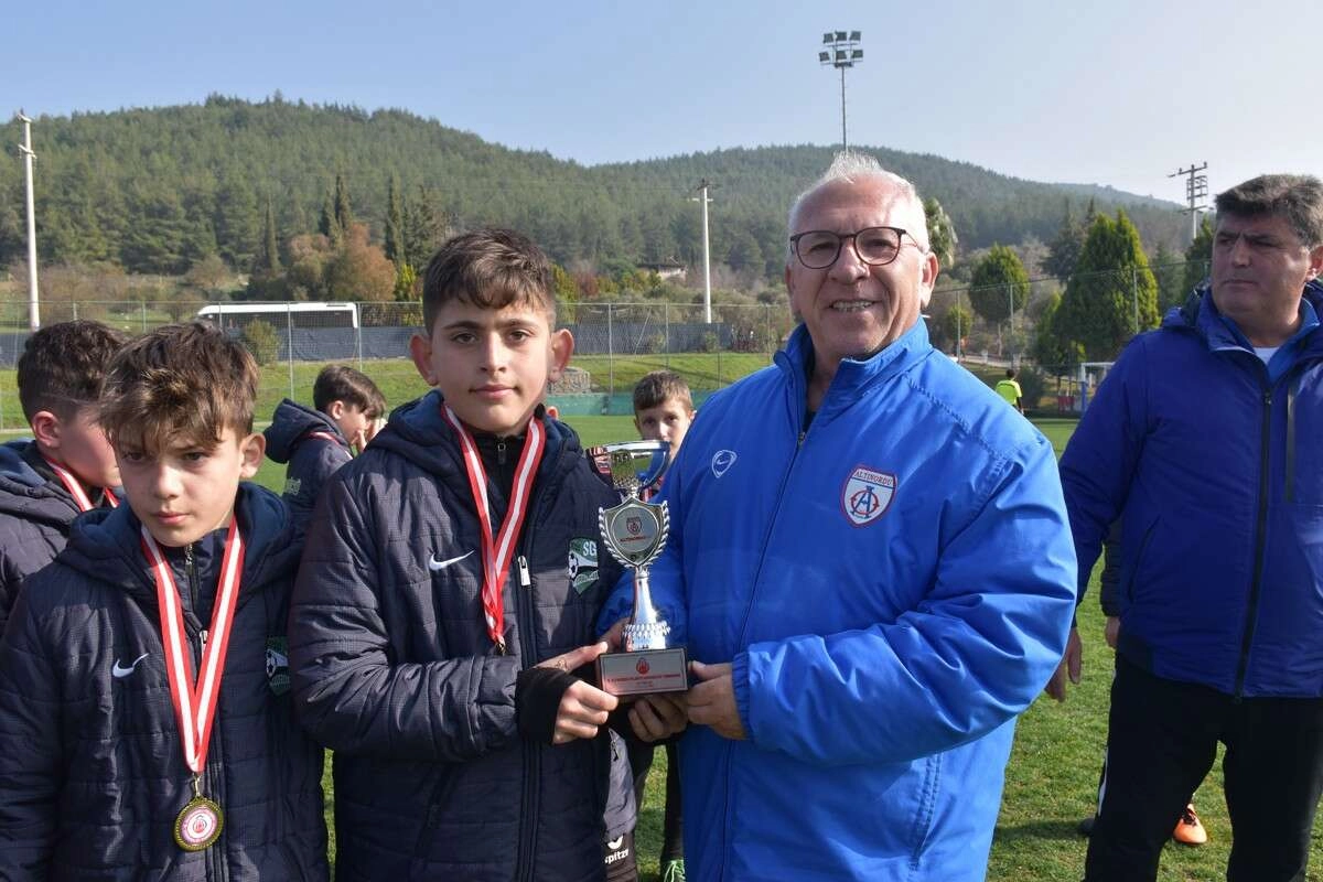 Seyit Mehmet Özkan: “Futbolcu ihraç eden ülke olmalıyız”