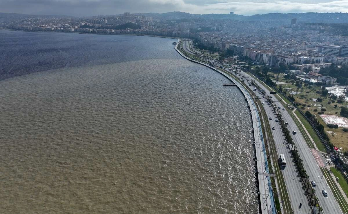 İzmir'de sağanak etkili oldu