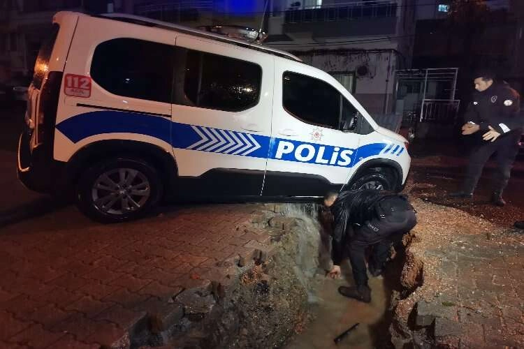 Polis aracı çöken yolun içine düştü haberinin görseli