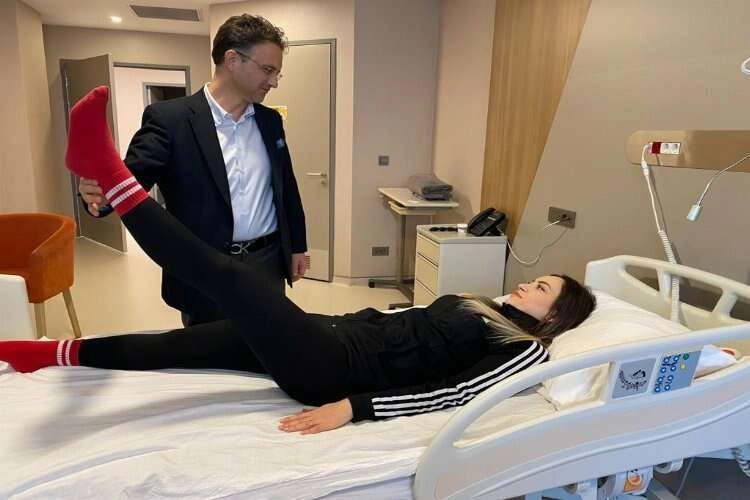 Bel fıtığı olan üç aylık hamile öğretmene başarılı operasyon haberinin görseli