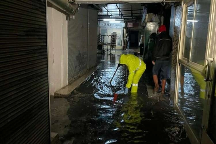 İzmir'de sağanak nedeniyle su baskınları meydana geldi haberinin görseli