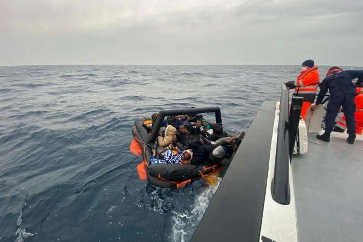 Yunanistan'ın ölüme ittiği 24 göçmen kurtarıldı haberinin görseli