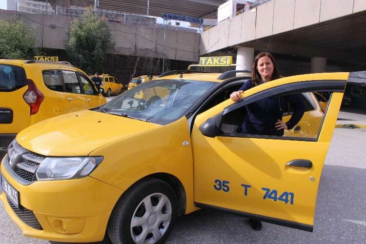 Kadın taksici, yolların tozunu atıyor haberinin görseli