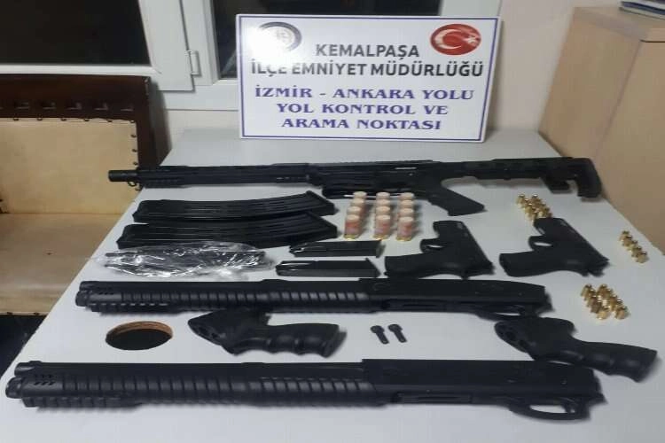 İzmir’de bir araçtan 5 adet ruhsatsız silah ele geçirildi haberinin görseli