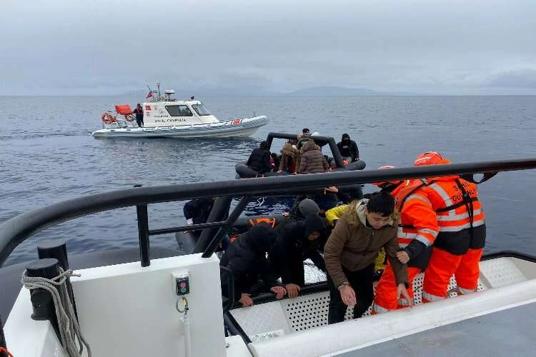 Ege Denizi'nde 40 göçmen yakalandı, 36 göçmen kurtarıldı haberinin görseli