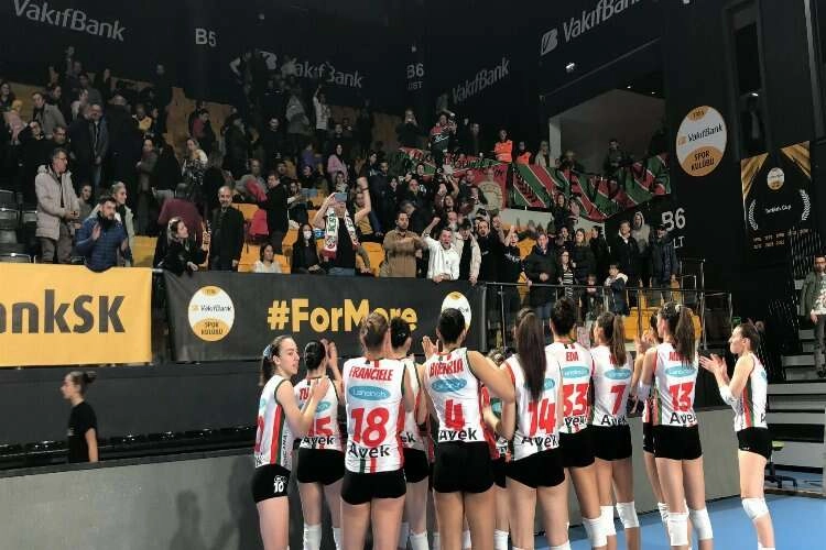 Karşıyaka Voleybol, sezon rekorunu kırdı haberinin görseli