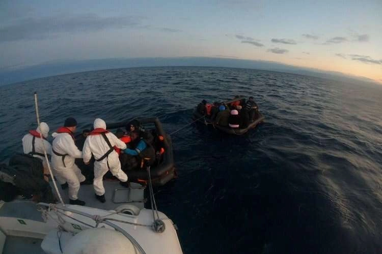 Yunanistan’ın Türk kara sularına ittiği 45 düzensiz göçmen kurtarıldı haberinin görseli