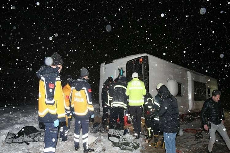 Tokat'ta yolcu otobüsünün devrilmesi sonucu 1 kişi öldü, 15 kişi yaralandı haberinin görseli
