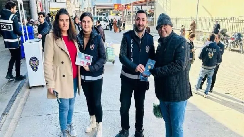 İzmir'de polis ekipleri vatandaşları KADES hakkında bilgilendirdi