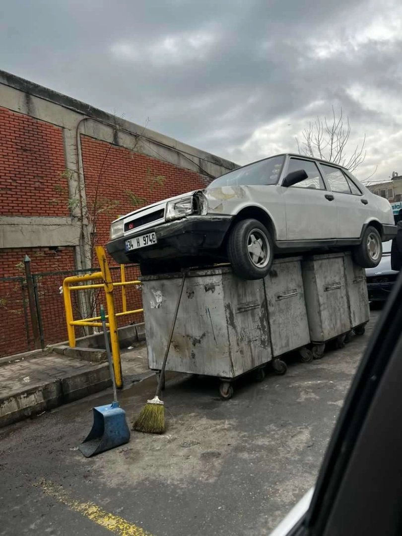 İstanbul'da ilginç olay: Arabayı çöpe attılar