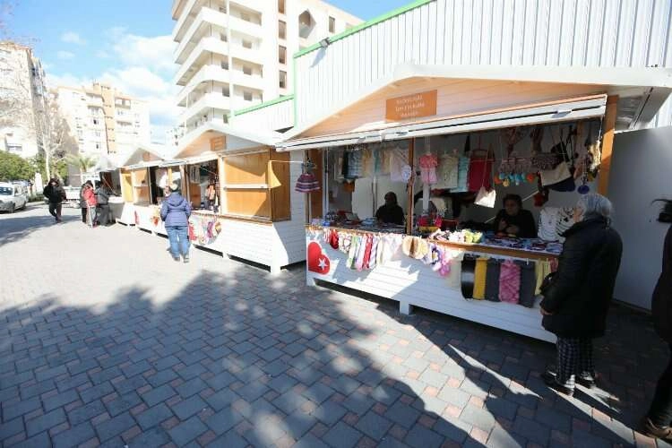 Bayraklı’da üretici kadınların stantları yenilendi haberinin görseli