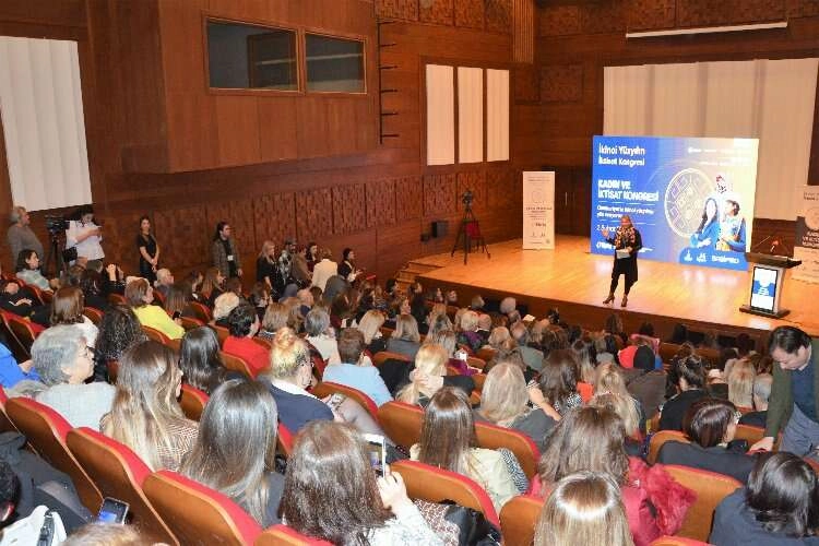 İktisat kongresinde ‘kadın’ ateşi yakıldı: Kadınlardan ‘kota’ çağrısı haberinin görseli